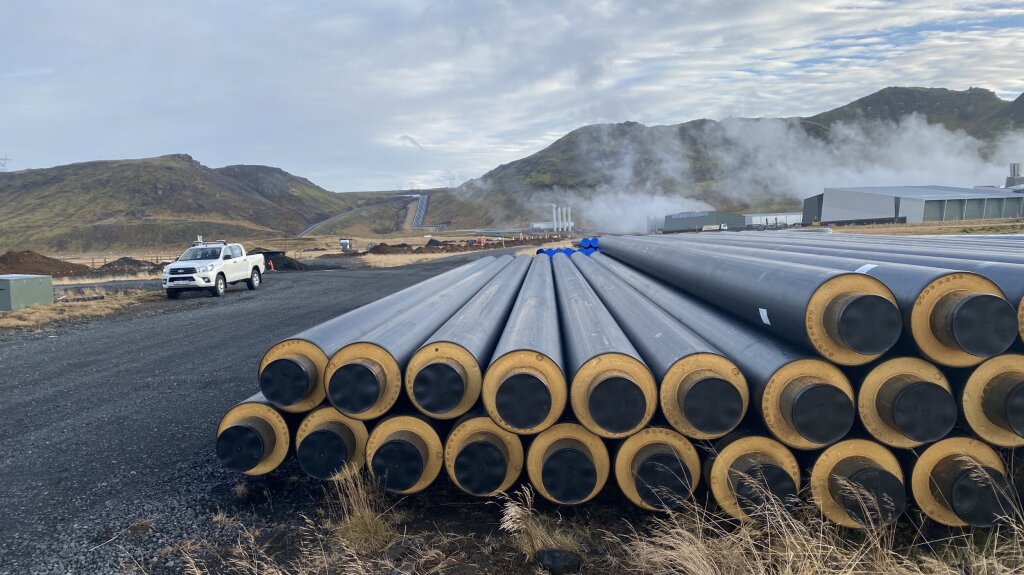 The cooling water pipes and hot water pipes that run from the Hellisheidi geothermal power plant to our process hall